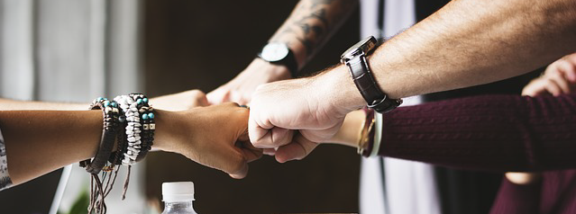 5 Fäuste bilden ein Team