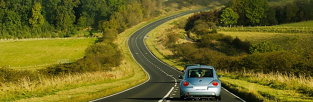 Auto unterwegs auf langer Strasse