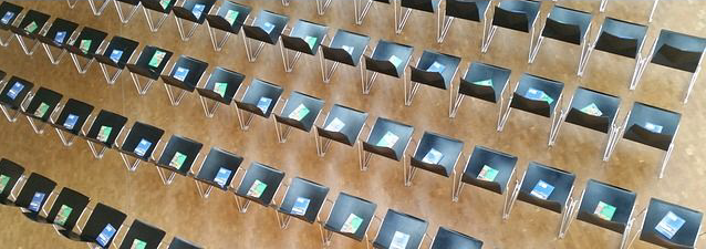 Veranstaltungsraum mit Stühlen