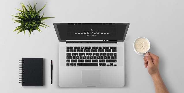 Bild Schreibtisch mit Laptop