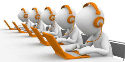 Personen mit Headset am Bildschirmarbeitsplatz